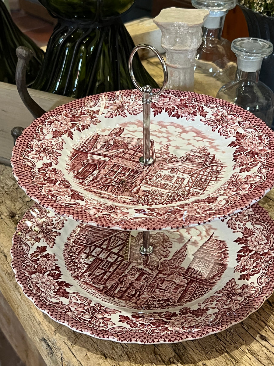 Alzata da dolci a due piani in ceramica inglese British Anchor con decoro rosa "Merrie Olde England".  Diametro 26 cm Altezza 22 cm &nbsp;