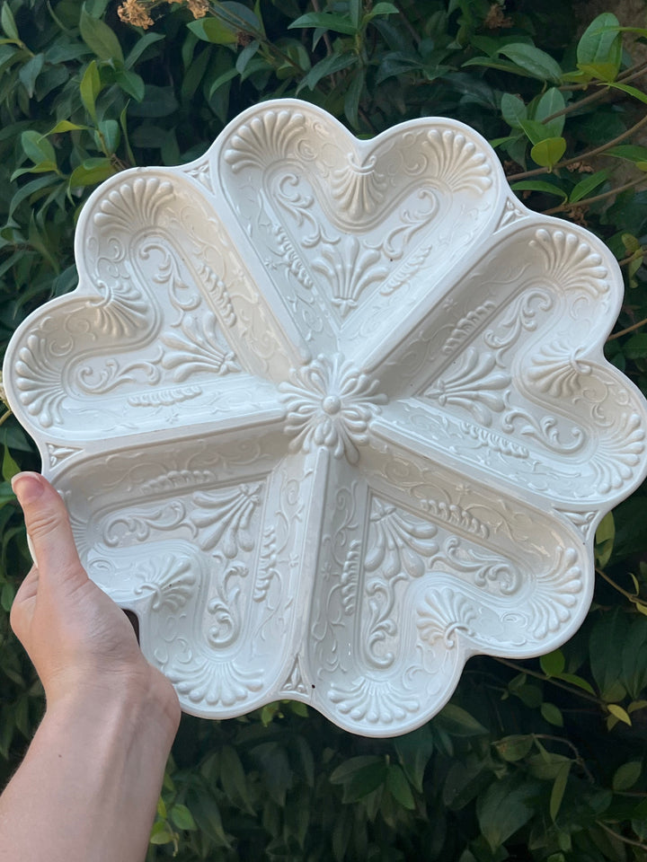 Deliziosa Antipastiera a cinque scomparti a forma di cuore in ceramica con decorazioni.  Diametro 31 cm