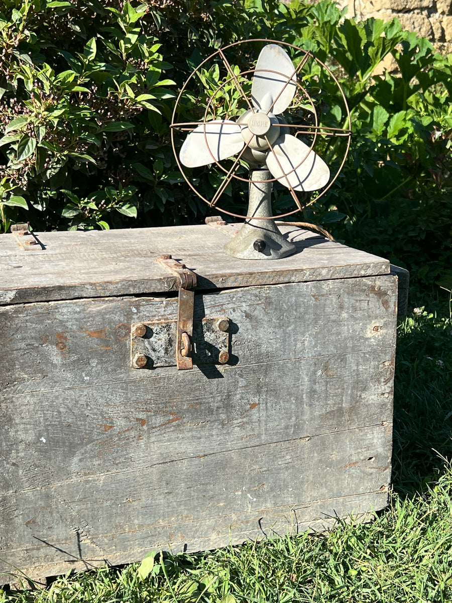 Baule Cassapanca in legno colore azzurro polvere con cerniere in metallo e maniglie laterali.  Ciò che la rende particolare è proprio la sua patina che evoca storie e ricordi lontani, ogni graffio e imperfezione ne aggiunge carattere.&nbsp;  Può essere utilizzato come tavolino da salotto, bauletto per stoccaggio o come accento decorativo in soggiorno o camera da letto.  Misure 66x45x42h cm&nbsp;