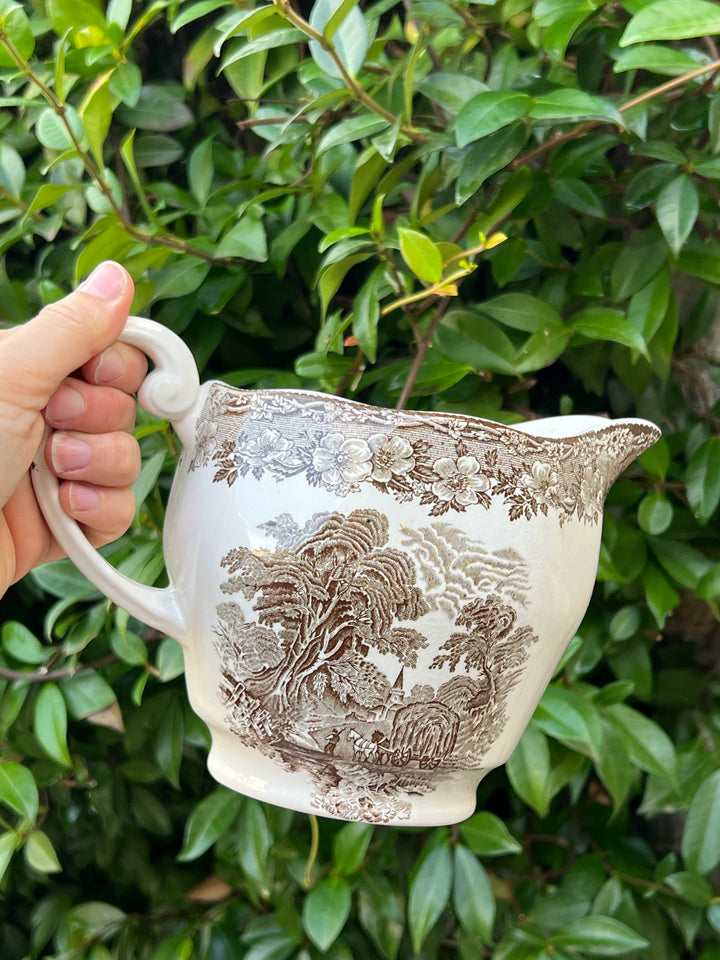 Brocca in ceramica Wedgwood con motivo "Woodland" caratterizzato da un disegno dettagliato con alberi lussureggianti e un tranquillo paesaggio rurale, evocando un senso di pace e bellezza naturale. Perfetta per servire bevande o come pezzo da esposizione, questa brocca aggiunge un tocco di grazia e tradizione ad ogni tavola.&nbsp;

Misure 21x13x13,5 cm