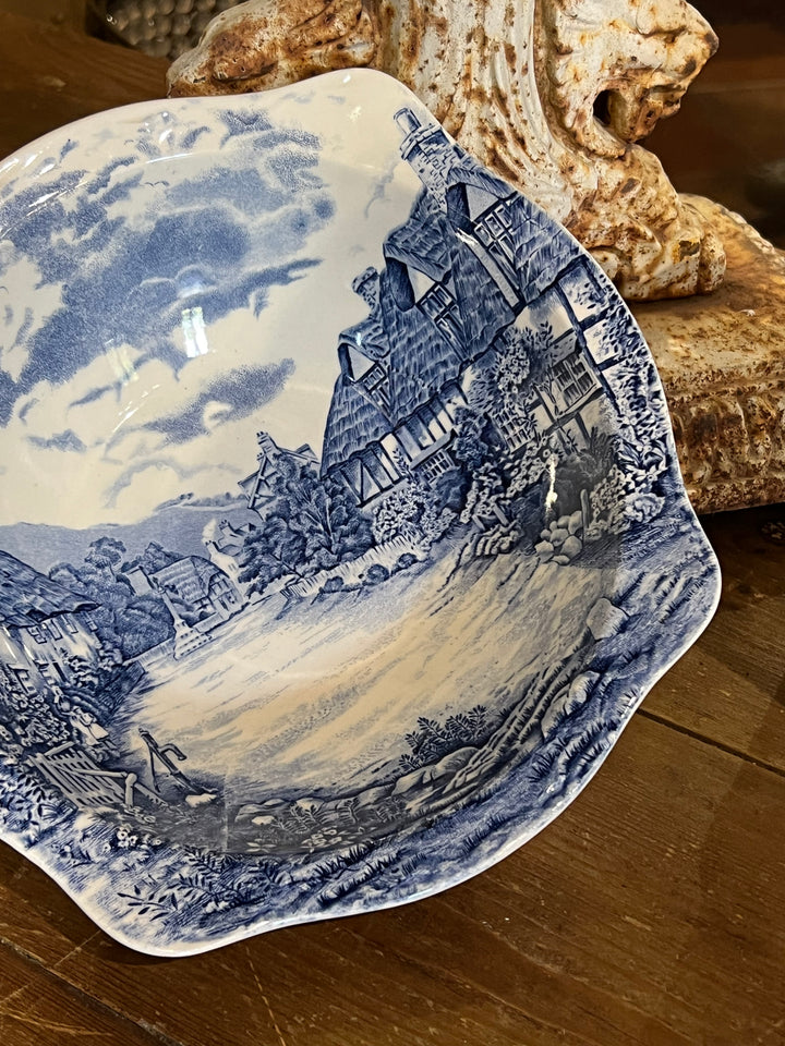 Ciotola in ceramica firmata Johnson Bros con decoro blu "Olde English Countryside".  Misure 24x24x7 cm