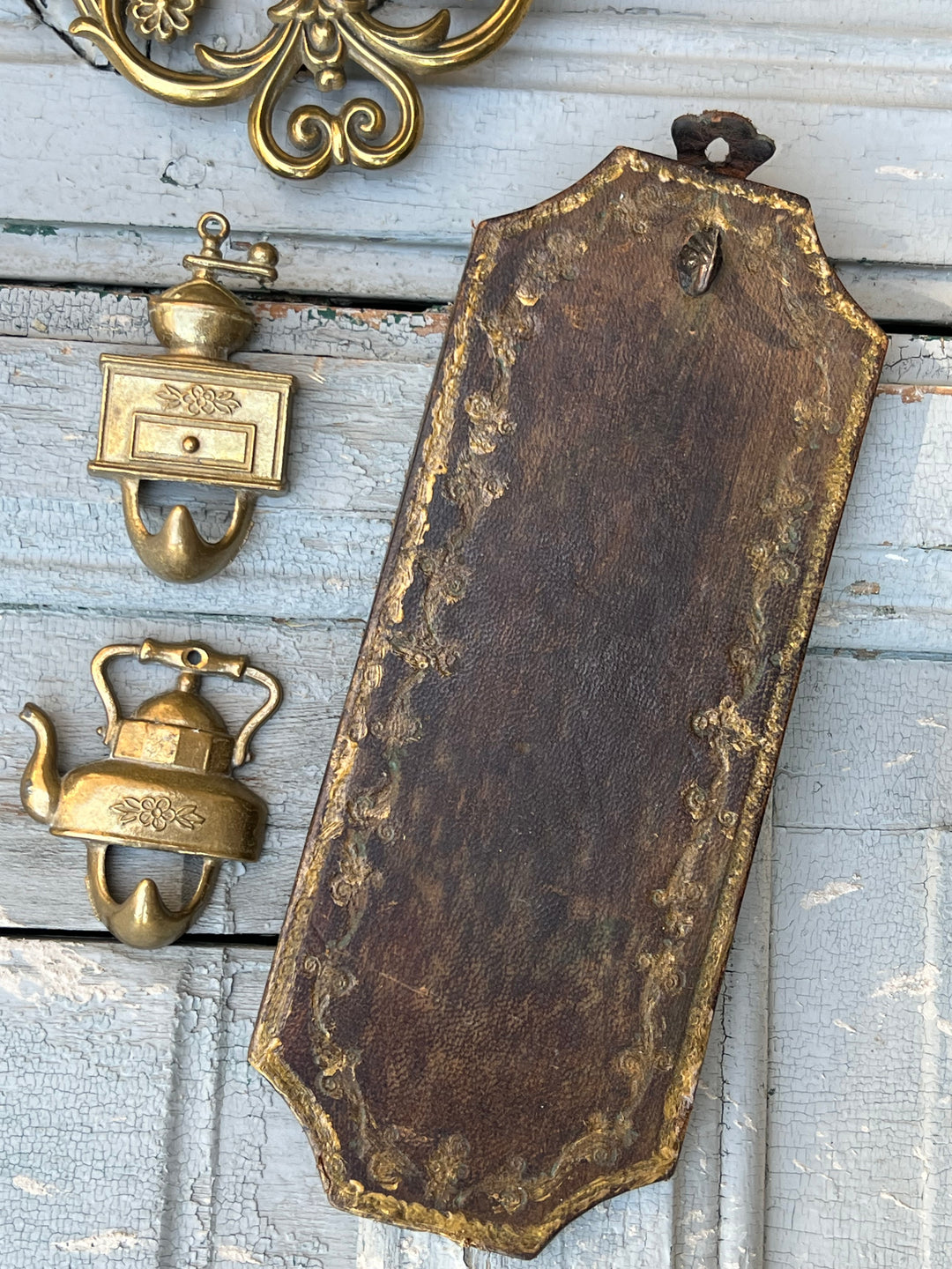 Gancio da parete in pelle con dettagli dorati.

Il design classico e la patina del tempo aggiungono un fascino vintage a questo pezzo, perfetto per chi cerca un accessorio funzionale e possa anche arricchire l'arredamento di casa con un tocco di storia e stile.

Misure 10x25cm