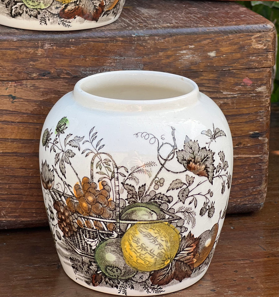 Splendido Ginger Jar realizzato dal marchio inglese Mason's Ironstone con decoro marrone "Fruit Basket".  Da aggiungere alla vostra collezione o da utilizzare all'interno della vostra cucina come portaspezie.  Diametro 9,5 cm Altezza 10 cm&nbsp;