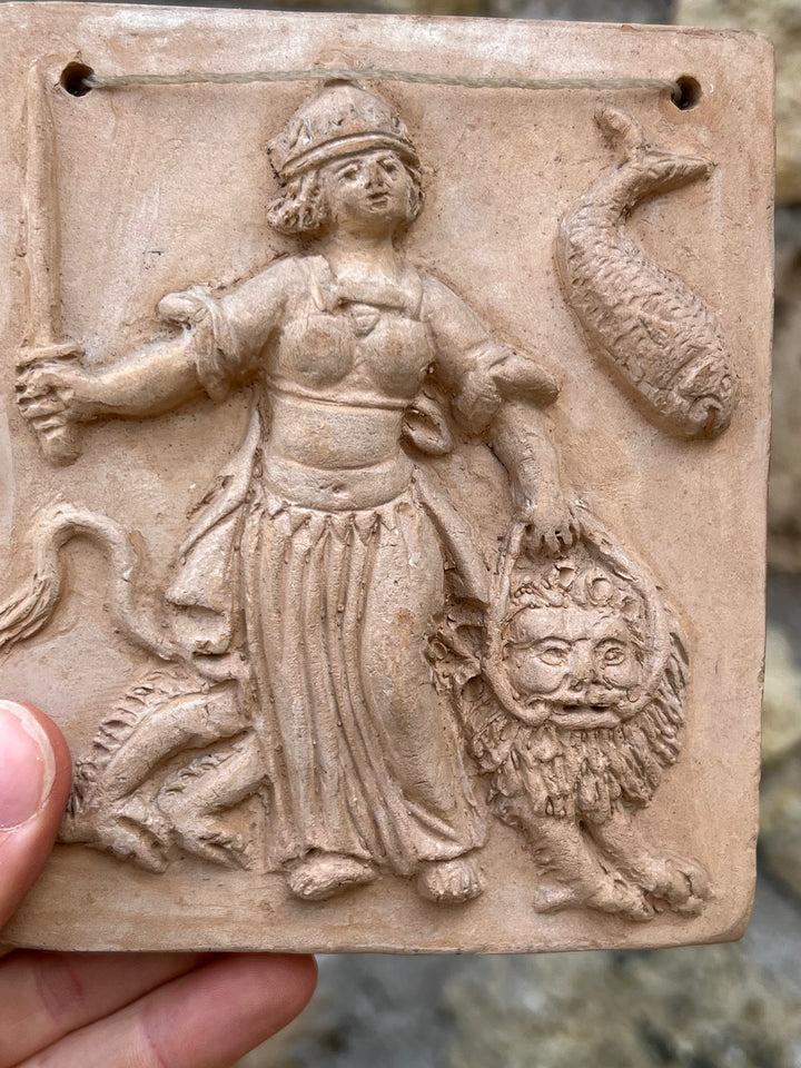 Mattonella decorativa da parete in terracotta con donna guerriera, leone e pesce in rilievo.

La lavorazione artigianale e i dettagli espressivi rendono questo pezzo un affascinante elemento decorativo.

Misure 11x13 m