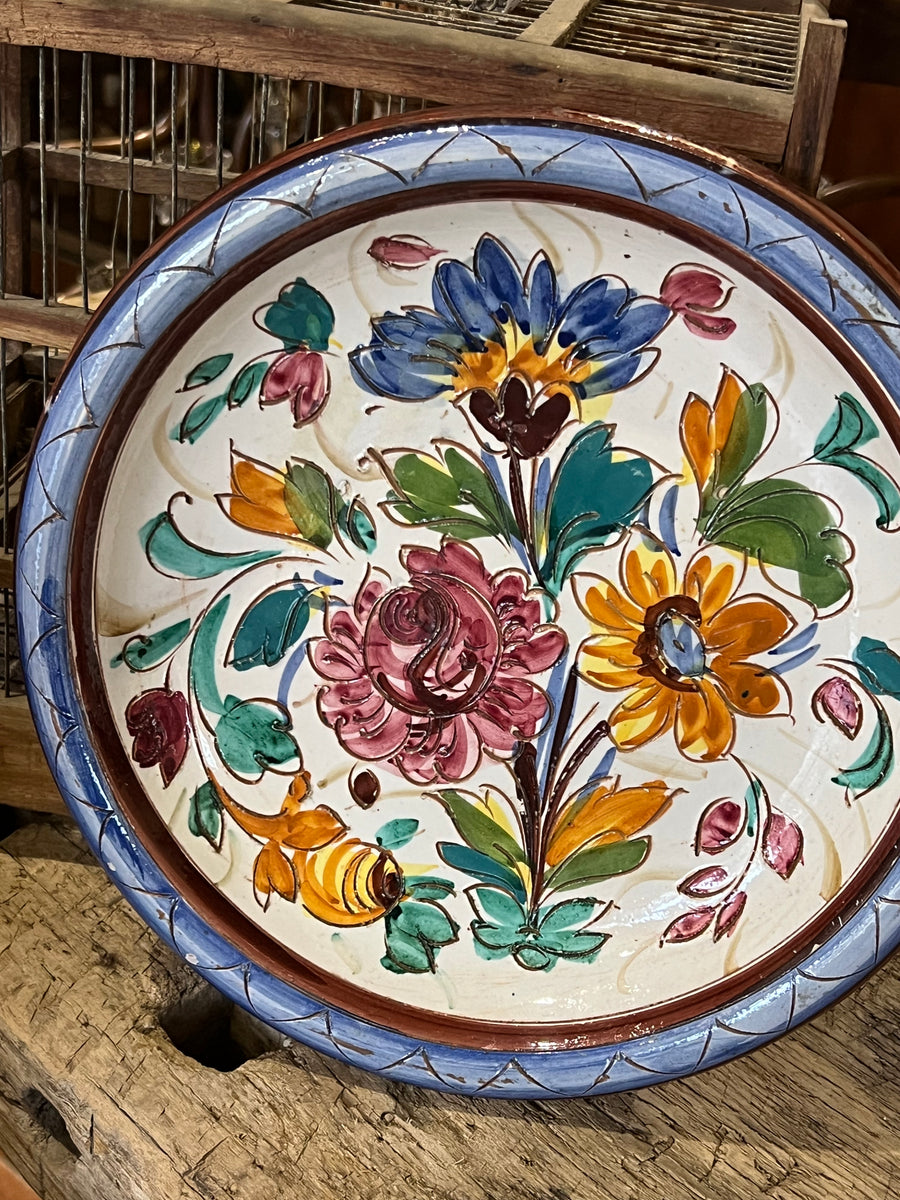 Piatto da parete in ceramica italiana con bouquet floreale variopinto dipinto a mano e bordo sui toni del blu.

È un pezzo ideale sia per la decorazione della casa che come elemento da collezione, grazie al suo design elegante e all'abilità artigianale con cui è stato realizzato.

Diametro 31 cm &nbsp;