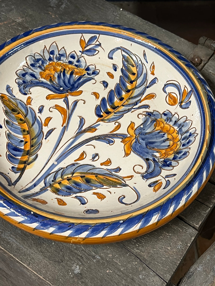 Piatto da parete in ceramica italiana con decorazione floreale dipinta a mano e bordo intrecciato sui toni del blu.

È un pezzo ideale sia per la decorazione della casa che come elemento da collezione, grazie al suo design elegante e all'abilità artigianale con cui è stato realizzato.

Diametro 31 cm&nbsp;