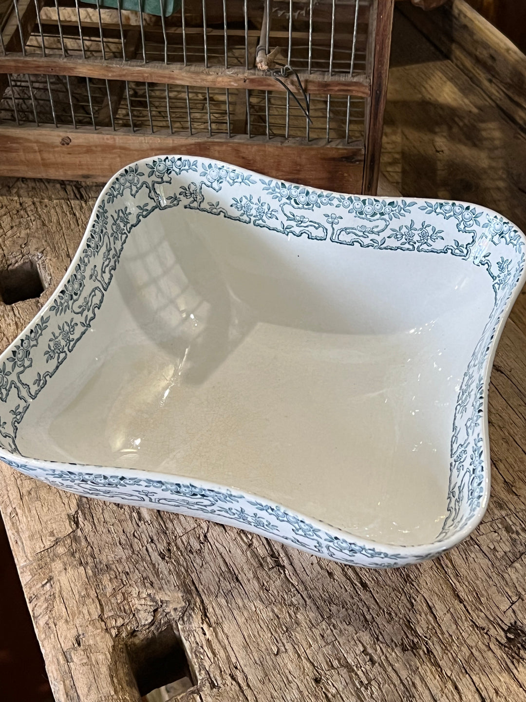 Piatto da portata realizzata in ceramica SCI Laveno del 1912 con delicato motivo floreale in blu sul bordo interno ed esterno.

Il design classico e i bordi curvilinei rendono questa piatto un'aggiunta raffinata a qualsiasi collezione di ceramica o un pezzo centrale elegante per la tua tavola.

Misure 26x9,5 cm&nbsp;