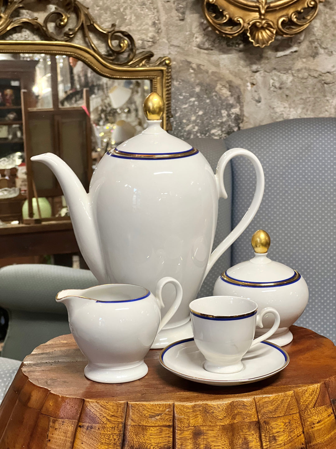 Elegante Servizio da caffè per dodici persone della prestigiosa marca Seltmann Weiden, famoso per la sua raffinata porcellana tedesca. Questo set presenta un design classico impreziosito da dettagli in oro e una delicata fascia blu che conferiscono un tocco di lusso e raffinatezza, perfetto per le occasioni speciali o per arricchire la vostra collezione di porcellane.

Misure Caffettiera 24x12x25 cm, Tazzina 6x6 Piattino 12 cm, Lattiera 8x8x12cm, Zuccheriera 9x11 cm