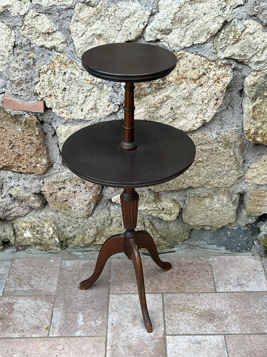 Servomuto in legno a due ripiani con colonnine tornite e piedini rialzati. Ideale per chi vuole esporre piccoli oggetti, servire tè e dolci o semplicemente come elemento decorativo in salotto o ingresso.

Misure Altezza 78 cm diametro ripiano superiore 32 cm diametro ripiano inferiore 44 cm&nbsp;