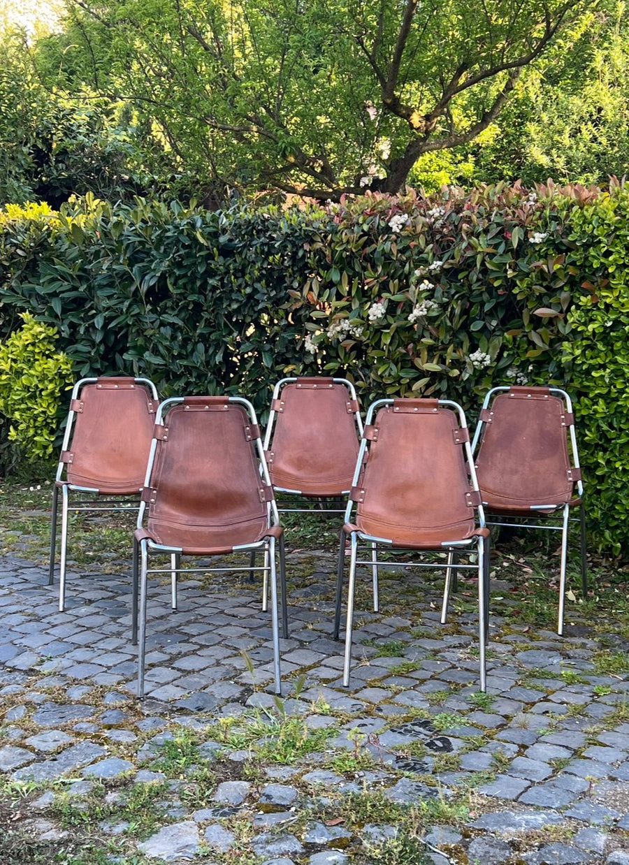 Set di cinque sedie in cuoio, attribuite a Dal Vera degli anni '60. Le sedie "Les Arcs" sono state progettate dalla celebre designer Charlotte Perriand, icona del design moderno. Realizzate con struttura in acciaio cromato e con seduta in cuoio.

Ideali sia per arredamenti minimalisti e spazi moderni che in stile vintage.

Misure seduta 38x48 cm, 44 cm altezza seduta, altezza totale 83 cm