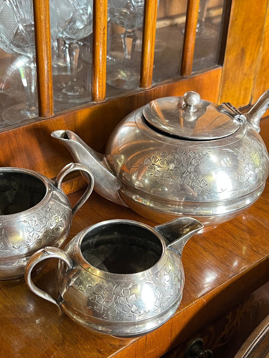 Set da tè in silverplate realizzato dal marchio inglese Cooper Brothers Sheffield nella seconda metà del Novecento. Il set è composto da tre pezzi: teiera, zuccheriera e lattiera.&nbsp;  Presentano tutte un inusuale decoro a trifoglio inciso.  Misure teiera 25x15x13h cm lattiera 13x9x7,5 cm zuccheriera 15x10x9 cm