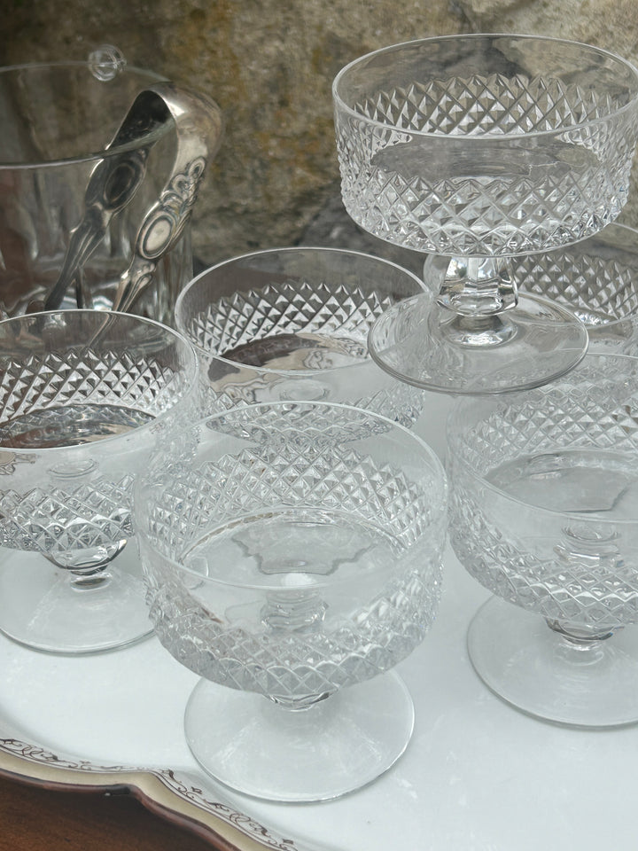 Set di dieci calici in cristallo decorato. Il design classico, con il motivo a taglio diamantato, riflette la luce in modo splendido creando giochi di riflessi che esaltano la trasparenza del cristallo.

La coppa larga, ideale per servire champagne o cocktail, poggia su un elegante stelo sfaccettato che aggiunge ulteriori carattere e stabilità al bicchieri.

Misure 9x8,5 cm&nbsp;