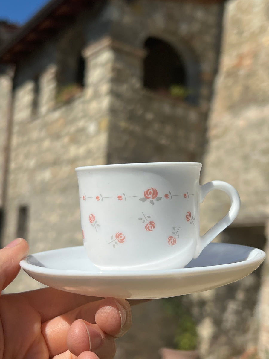 Set da caffè da otto persone in vetro opalino Arcopal France, bianche con decoro roselline rosa.