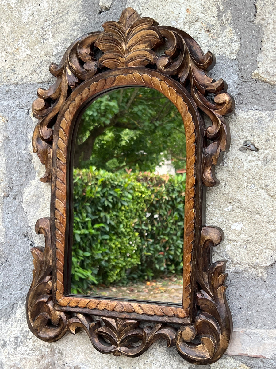 Specchio in legno intagliato, perfetto da utilizzare all'ingresso della casa, in bagno o sopra un mobile.&nbsp;  Misure 36x56 cm