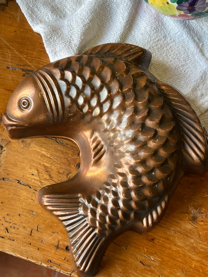 Stampo in rame a forma di pesce, l'elemento perfetto per dare un tocco rustico ad un ambiente grazie alla sua patina lucida e al colore caldo di questo materiale.

Misure 25x22x6h cm