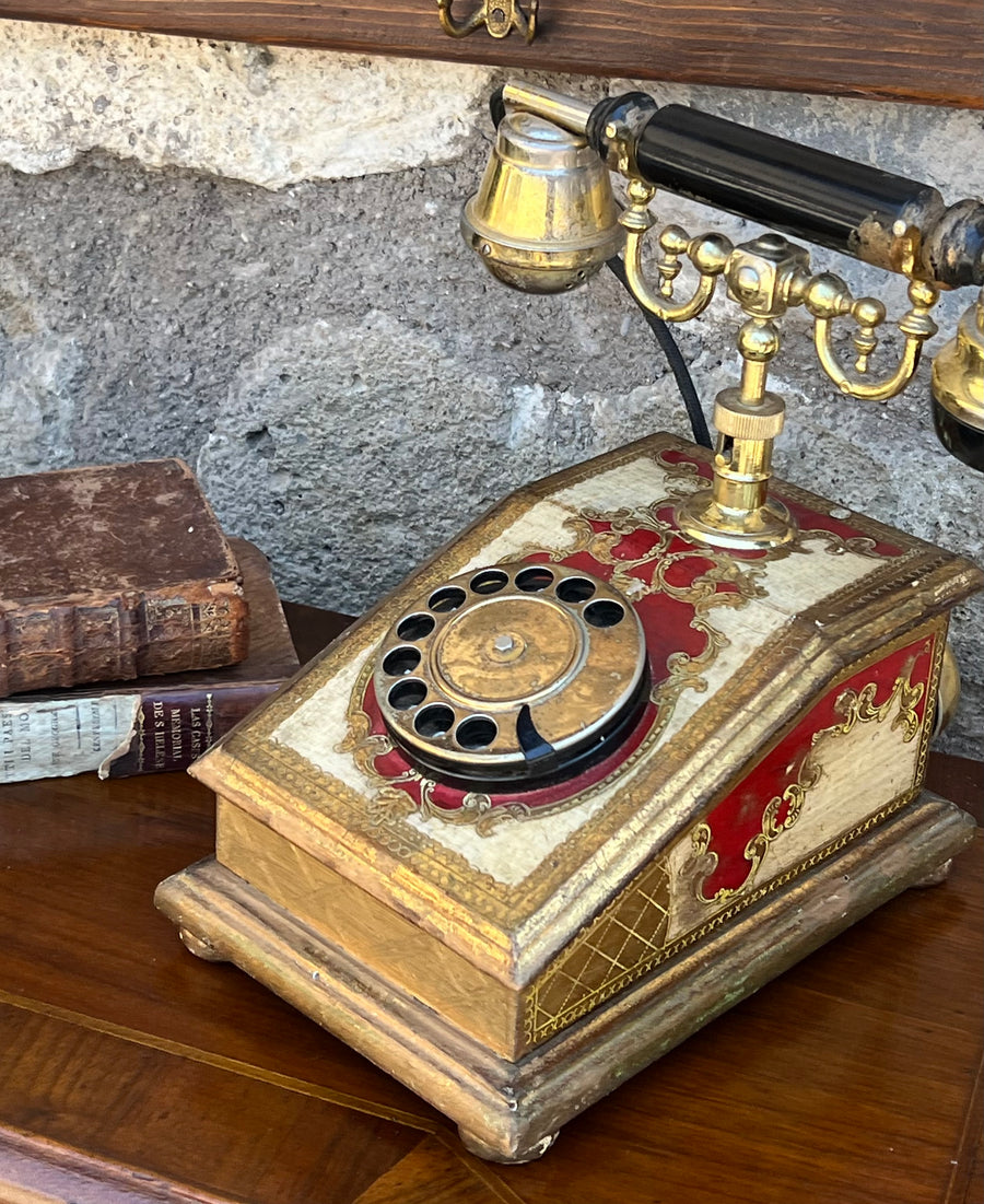 Telefono in legno dorato in stile fiorentino adornato da intricati dettagli bordeaux della Telart Italia.&nbsp;  Non è garantito il corretto funzionamento dell'oggetto, in vendita come oggetto decorativo.  Misure 26x23x18h cm