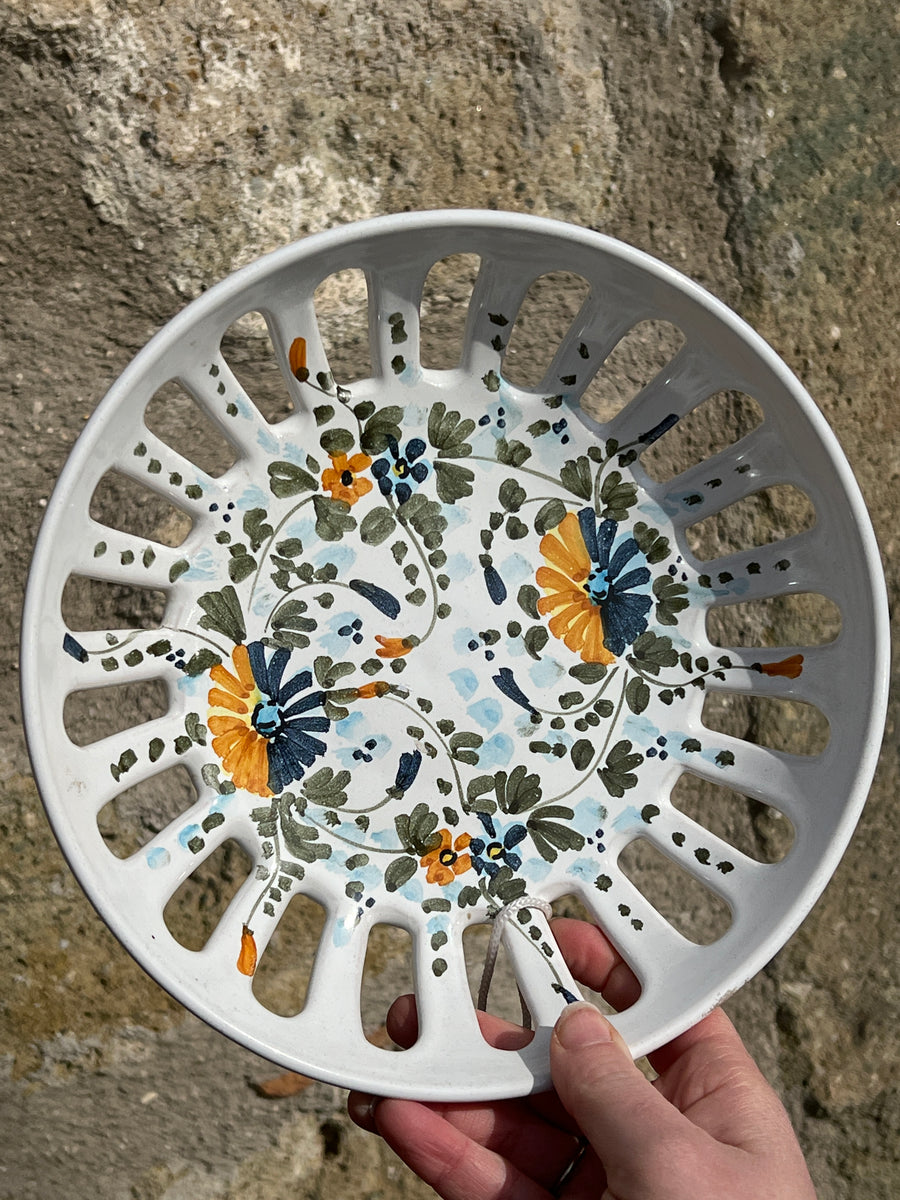 Cestino con decorazione floreale, realizzato in ceramica Castelli. 