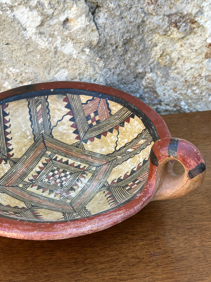 Centrotavola in terracotta di arte popolare decorato con disegni e colori tipici nordafricani, realizzato in Marocco.