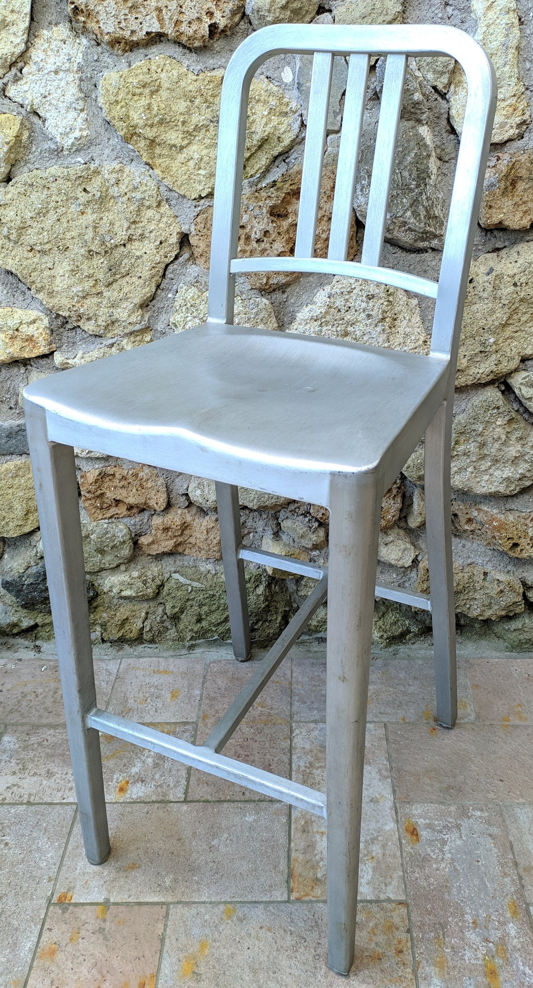 Sgabello in alluminio Navy Stool disegnata nel 1944 per la Marina Americana.